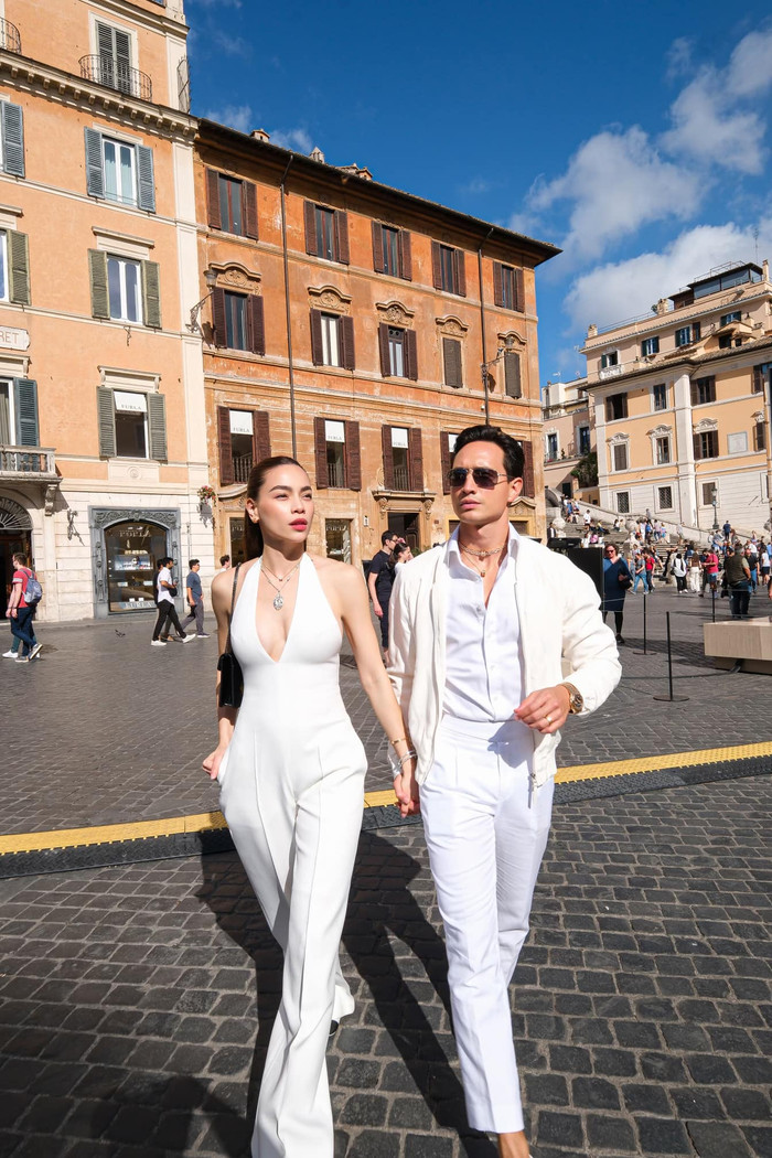 Hồ Ngọc Hà có Kim Lý luôn hỗ trợ, 'tháp tùng' trong mọi lịch trình công việc. Ảnh: FBNV