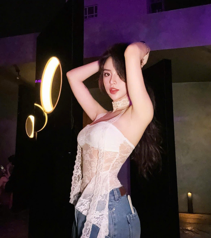 Trong các trang phục đời thường, Quyên Qui ưa chuộng các thiết kế quyến rũ. Người đẹp sinh năm 1998 thường xuyên diện trang phục bó sát, cúp ngực để khoe trọn vòng 1 đẫy đà cùng vòng 2 gọn ghẽ.