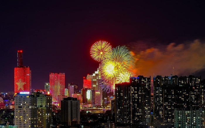 Hàng nghìn người TPHCM ngắm nhìn pháo hoa rực rỡ mừng Quốc Khánh 2/9 Ảnh 2