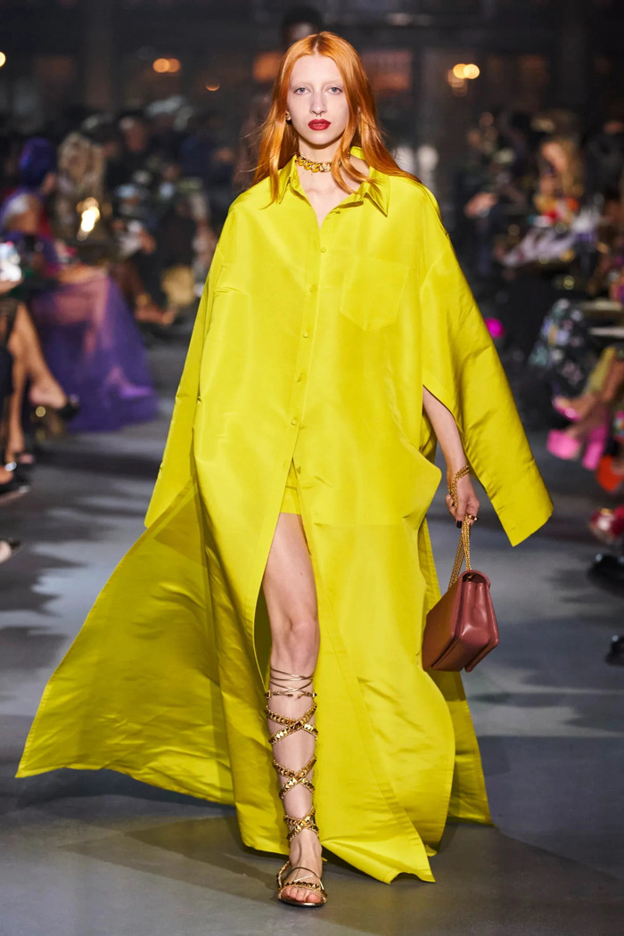 Sắc vàng cũng đang dần chiếm lĩnh nhiều sàn diễn.