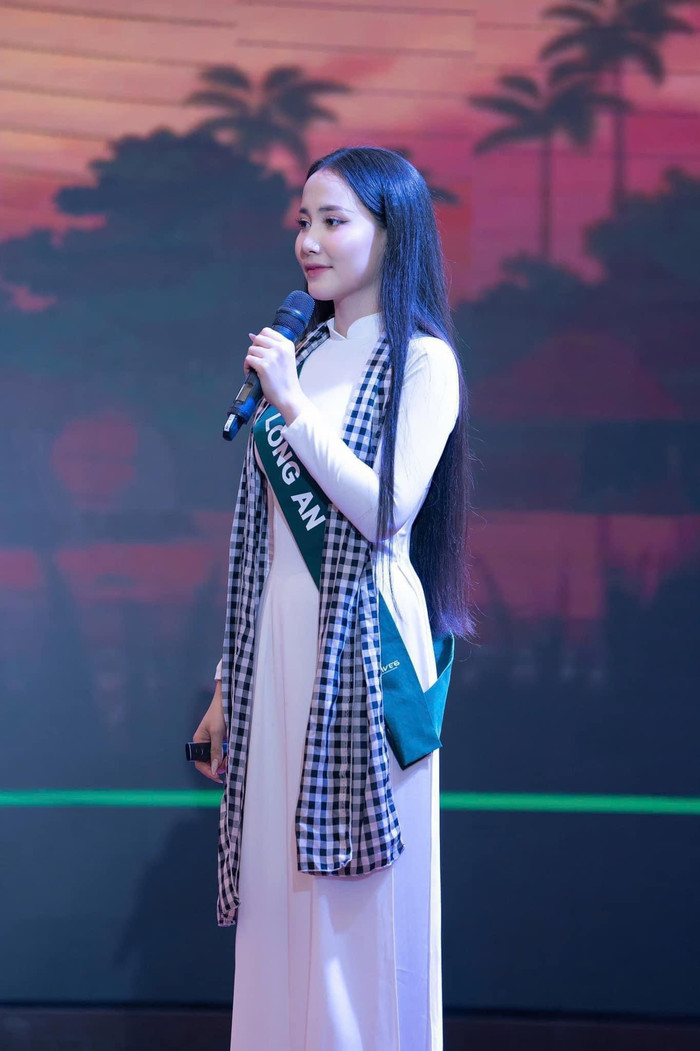 Cô nàng sở hữu nhan sắc trong trẻo.