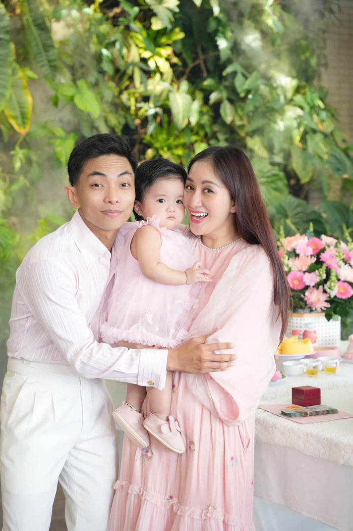 Gia đình Khánh Thi hạnh phúc khi có thêm thành viên mới.