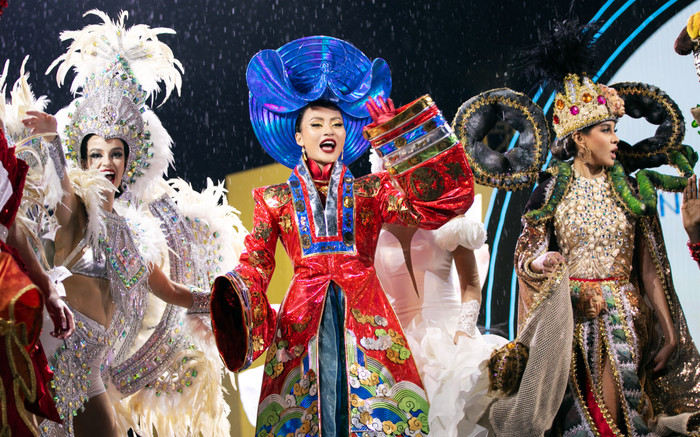 Đêm thi National Costume của Miss Cosmo: Hoa hậu Xuân Hạnh tỏa sáng với 'Tý Hỷ' Ảnh 2