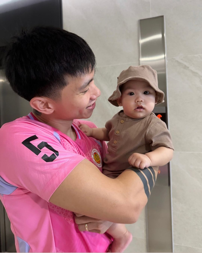 Nhóc tỳ sở hữu vẻ ngoài bụ bẫm, là 'bản sao nhí' của hậu vệ quê Thái Bình. 