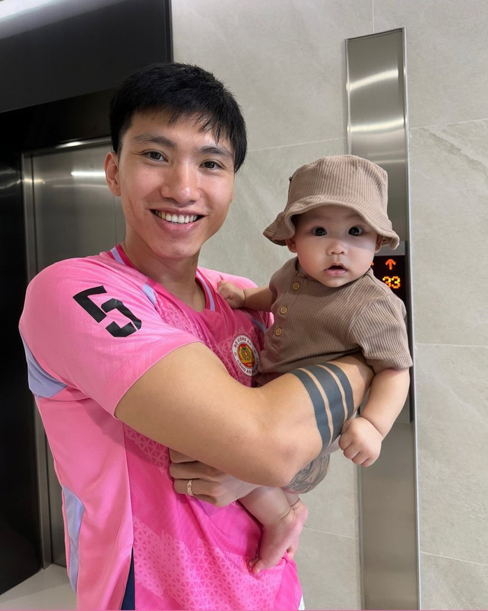 Đoàn Văn Hậu khoe khoảnh khắc đáng yêu bên cạnh con trai Lúa. 