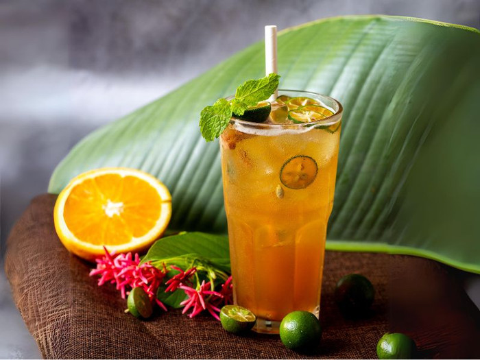 Ly trà tắc với giá 37.000 đồng kèm lời mô tả hãy gọi 'khi tài chính hạn hẹp' khiến dân mạng bùng lên cuộc tranh luận. Ảnh minh hoạ