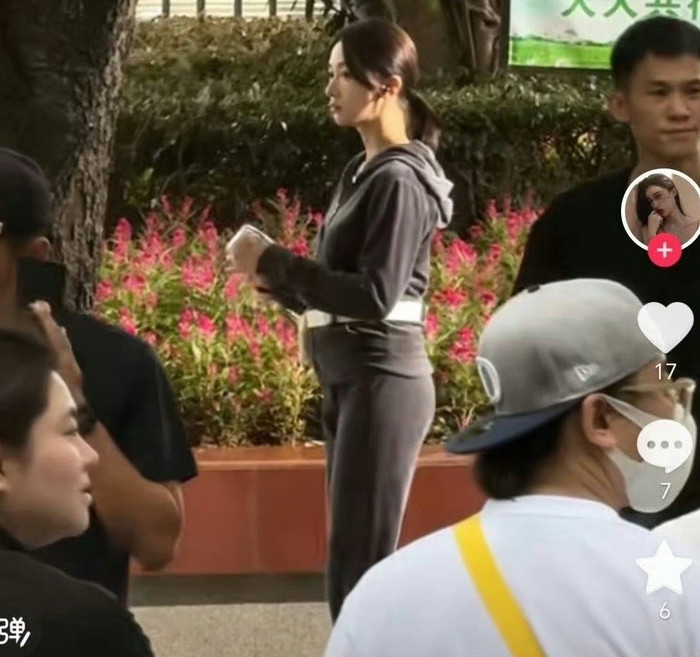 Ngô Cẩn Ngôn được cho là đã mang thai và khi không phải làm việc, cô cũng thường xuyên diện những bộ đồ che bụng.