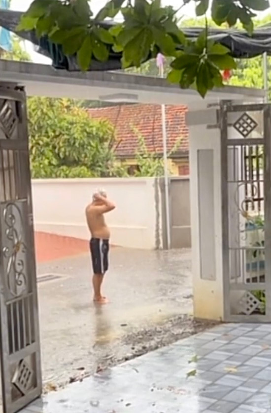 Quá hoảng hốt, người đàn ông vội vàng chạy thẳng vào nhà dù trên đầu vẫn còn đầy xà bông, tạo nên cảnh tượng cực kỳ hài hước.