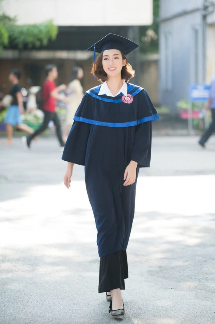 Hoa hậu Đỗ Mỹ Linh tốt nghiệp đại học trước 1 ngày chuyển giao nhiệm kỳ.