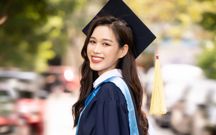Đỗ Thị Hà và 2 Hoa hậu Việt bận rộn lịch trình vẫn tốt nghiệp đại học đúng hạn Ảnh 2