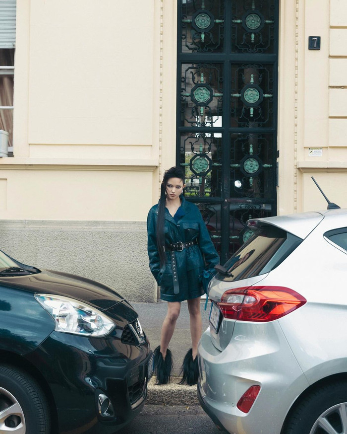 Châu Bùi trở nên thời thượng khi phối áo blazer cùng giày boot lông vũ.