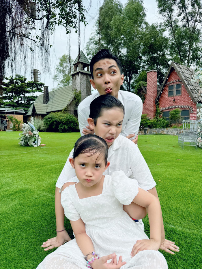 Showbiz 20/9: Phan Hiển luôn hết mực cưng chiều, quan tâm các con. Ảnh: FBNV