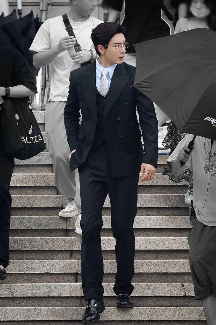 Phong thái chuẩn tổng tài ngôn tình của Trần Tinh Húc