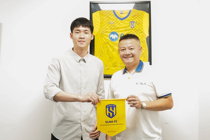 Sau ba năm trở lại với bóng đá chuyên nghiệp trong một cương vị mới, 'cậu bé vàng' Phạm Văn Quyến bây giờ đã ổn định ở đội một SLNA nhưng vẫn cần thời gian trở thành HLV trưởng. Ảnh: SLNA