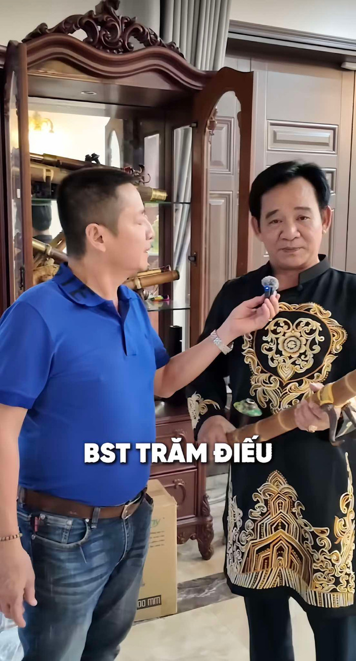 NSƯT Quang Tèo khoe 'tài sản' khoảng 100 điếu cày được ông sưu tầm nhiều năm qua. 