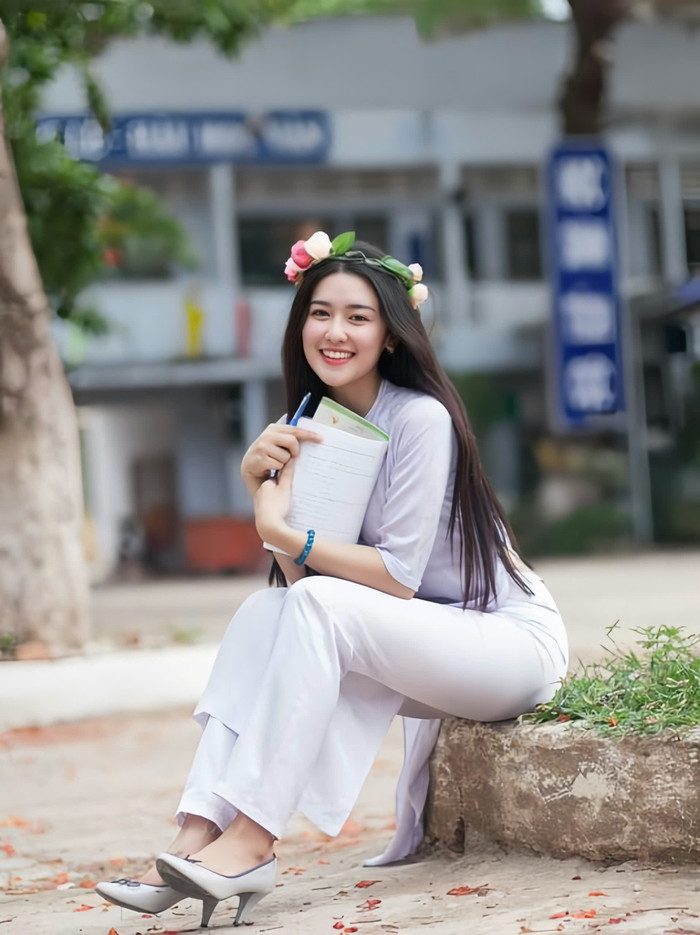 Sau khi bước vào cánh cửa Trung học phổ thông, Quyên Qui nuôi lại mái tóc dài như xưa. Hình ảnh mái tóc đen bồng bềnh với tà áo dài trắng cũng được cô lưu giữ trong bộ ảnh kỷ niệm này.  