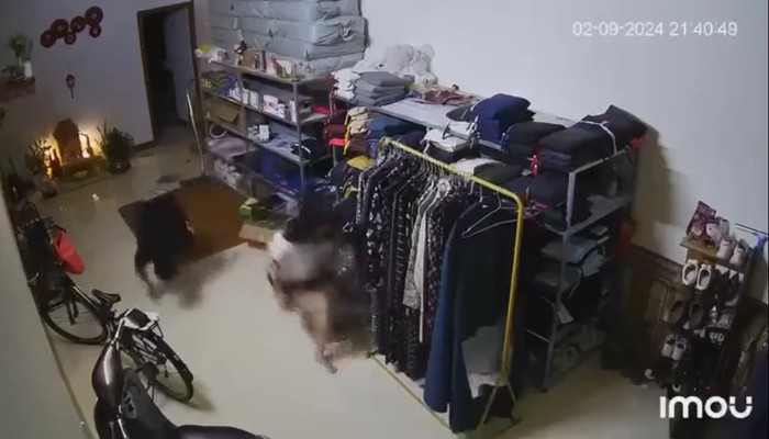 Sau đó, người phụ nữ cố gắng chống trả và thoát ra ngoài.