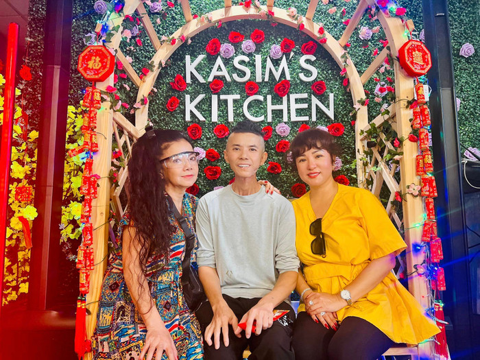 Hiện Kasim Hoàng Vụ gầy tò, tiều tụy vì bệnh tình nhưng anh vẫn cố gắng lạc quan, ý chí mạnh mẽ. 