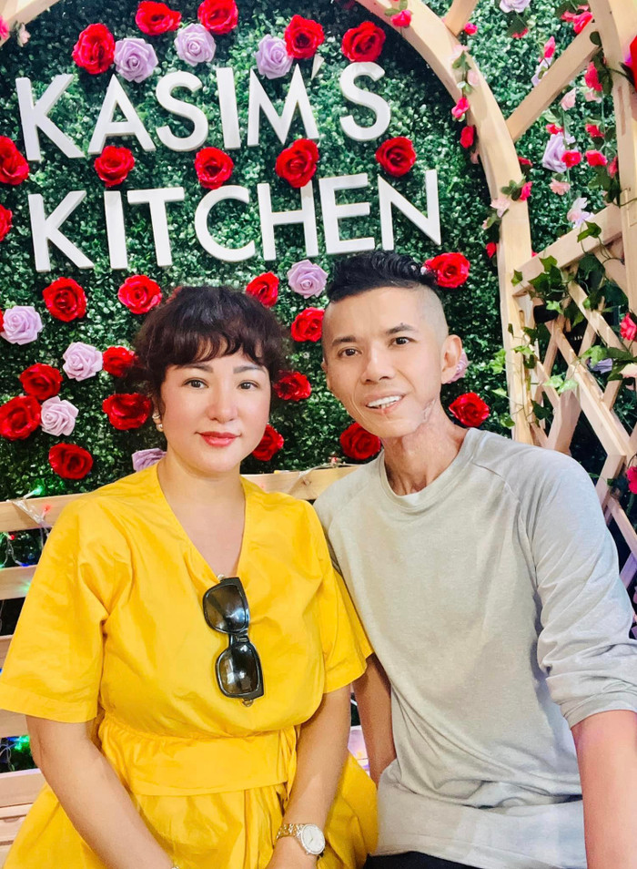 Thúy Nga chụp ảnh cùng Kasim Hoàng Vũ khi cô đến nhà hàng của anh, động viên nam đồng nghiệp trước cơn bạo bệnh.