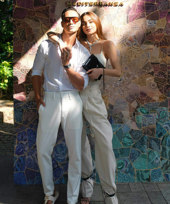 Lượt dòng thời gian, có thể thấy sự yêu thích đặc biệt mà Hồ Ngọc Hà dành cho kiểu áo hai dây. Từ bản dây áo sợi mảnh đến to đều được cô kết hợp ấn tượng mỗi khi xuống phố. Không chỉ mang tính ứng dụng cao, thiết kế còn có độ thoáng khí giúp người mặc thoải mái hoạt động.  