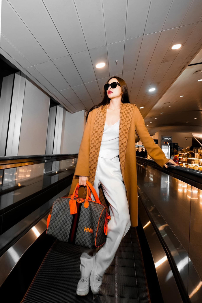 Mới đây, Hồ Ngọc Hà gây ấn tượng với khoảnh khắc checkin sân bay lên đường tham dự tuần lễ thời trang (Milan Fashion Week). Gia nhập lễ hội thời trang Xuân Hè 2025 với vai trò bạn thân thương hiệu, giọng ca Cả một trời thương nhớ ưu ái khoác lên mình dàn items gắn nhãn Gucci. Ẩn trong lớp áo măng tô dày dặn phủ ngập họa tiết thương hiệu, Hồ Ngọc Hà thể hiện sự phóng khoáng với bản phối áo hai dây cổ trễ và quần suông đồng chất liệu.