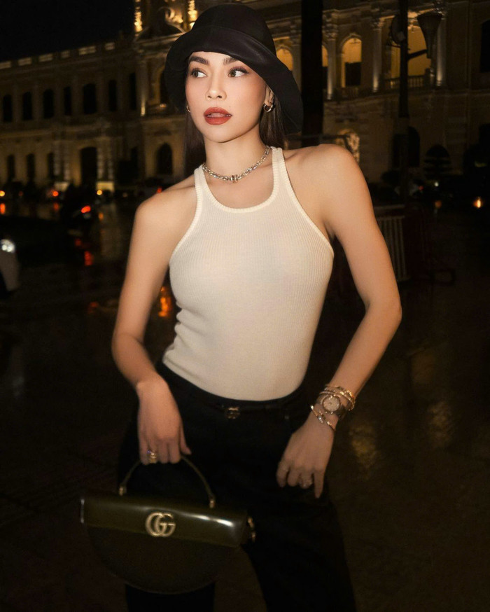 Concept Black - White chưa bao giờ lỗi thời khi được nhiều người đẹp lựa chọn cho thảm đỏ sự kiện. Hồ Ngọc Hà đánh bật màu sắc áo hai dây cách điệu bằng cách kết hợp dàn phụ kiện nhuộm ngập tông đen sang trọng. Trong khung ảnh toàn thân, tín đồ mộ điệu không khỏi chú tâm đến mẫu túi bán nguyệt thịnh hành tông rêu của thương hiệu Gucci. Được biết, mẫu Half moon top handle bag được nhà mốt Ý ra mắt thị trường với giá 102 triệu đồng.