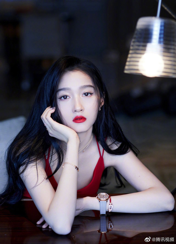 Quan Hiểu Đồng nổi tiếng có làn da siêu trắng, bí quyết để da bật tông là gì? 