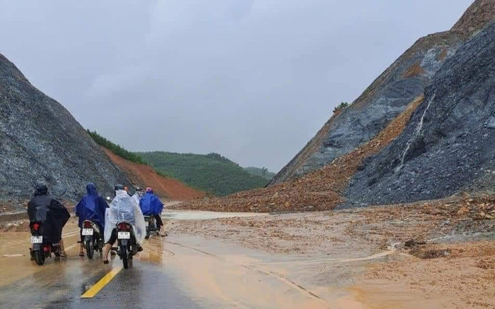 Băng qua cầu tràn ở Nghệ An, ba mẹ con bị lũ cuốn trôi Ảnh 2