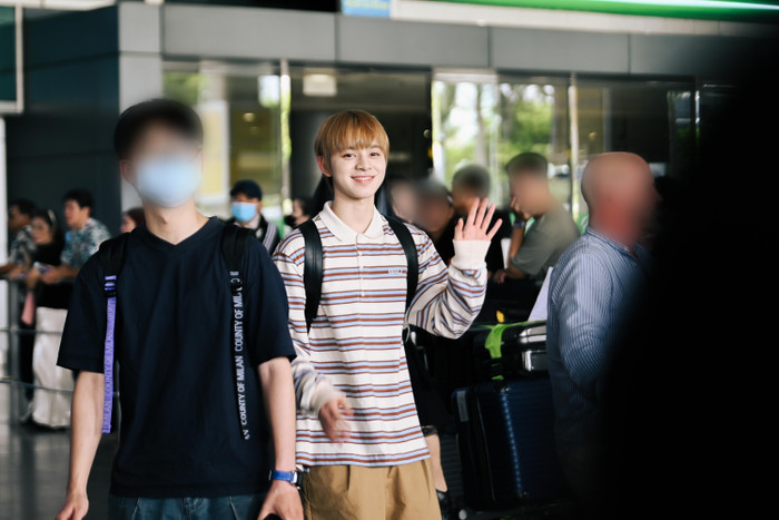 KIEN xuất hiện với visual xịn mịn, thu hút nhiều ánh nhìn tại sân bay.
