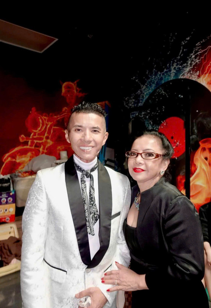 Người thân xót xa khi nhìn tình trạng của nam ca sĩ hiện tại.