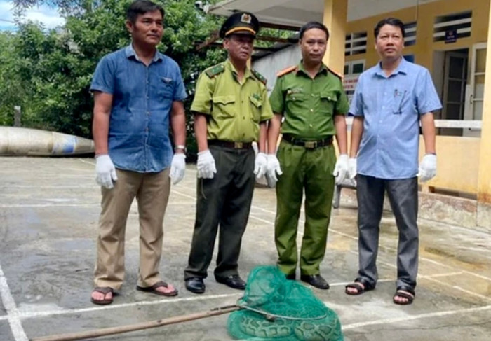 Lực lượng chức năng phối hợp xử lý, tiếp nhận con vật thuộc loài hoang dã quý hiếm.