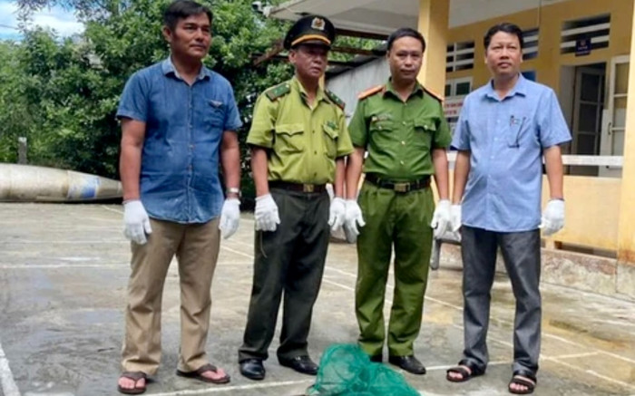 Bắt giữ con vật lạ dài 2 mét đang 'trộm' cá, hóa ra là loài quý hiếm Ảnh 2