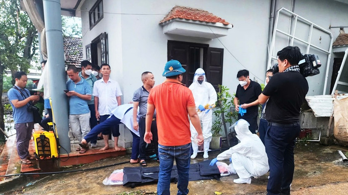 Lực lượng chức năng tiến hành xác định danh tính nạn nhân.