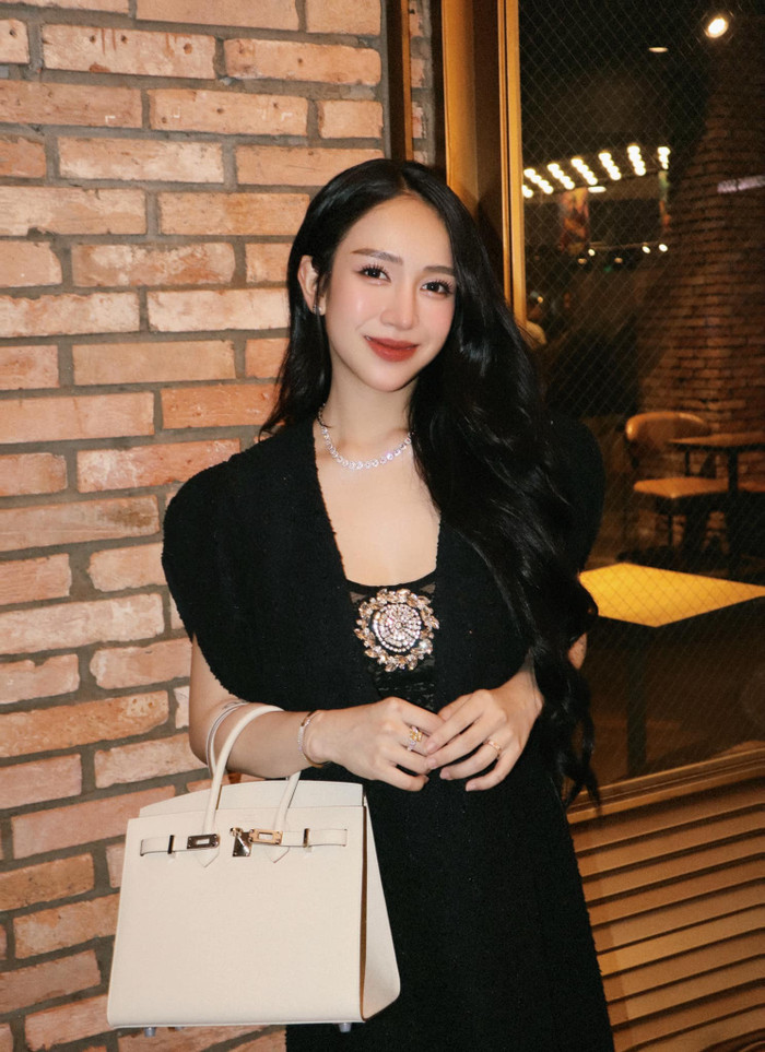 Vóc dáng thon gọn cùng nhan sắc xinh đẹp của Joyce Phạm sau 3 lần sinh nở. 