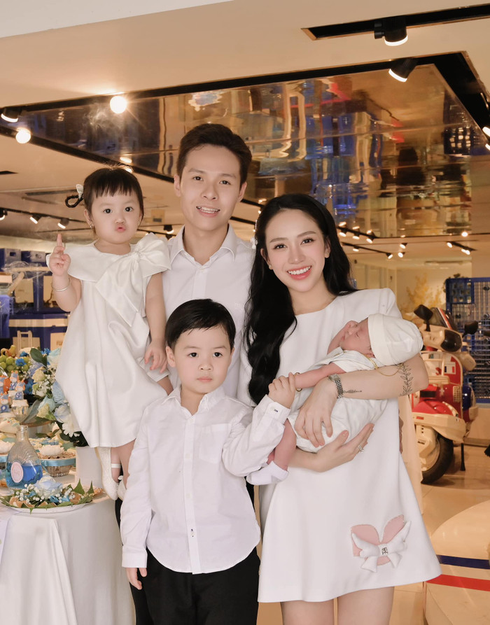 Tổ ấm hạnh phúc của Joyce Phạm và Tâm Nguyễn bên cạnh 3 con. 