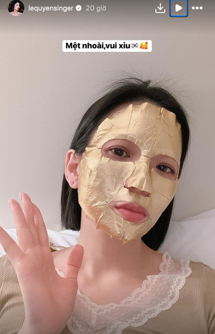 Lệ Quyên đặc biệt yêu thích việc đắp mặt nạ vàng.