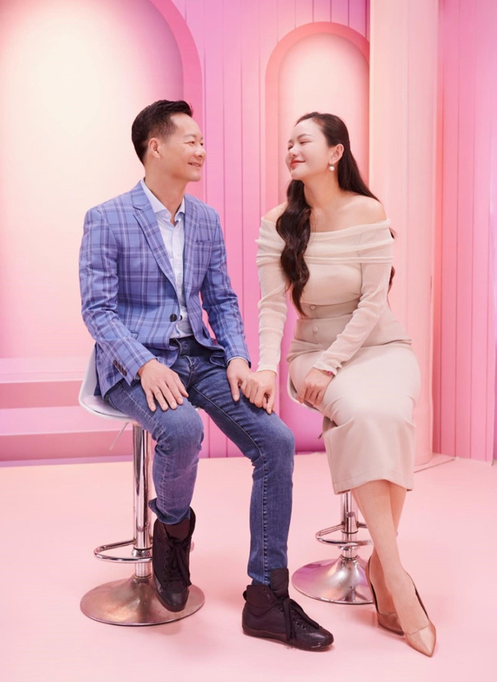 Phan Như Thảo khoe vẻ đẹp quyến rũ, tinh tế thông qua những chiếc váy ôm trễ vai.