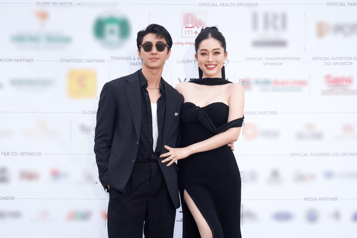 Vợ chồng diễn viên Bình An - Á hậu Phương Nga tình tứ trên thảm đỏ với trang phục 'ton-sur-ton'. 