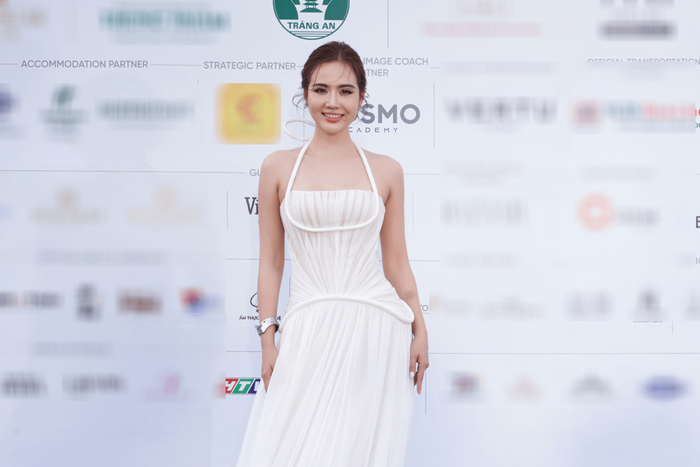 Huyền Lizzie được ví như 'nữ thần' khi diện mẫu váy quây cổ yếm trắng để lộ phần vai mảnh mai.