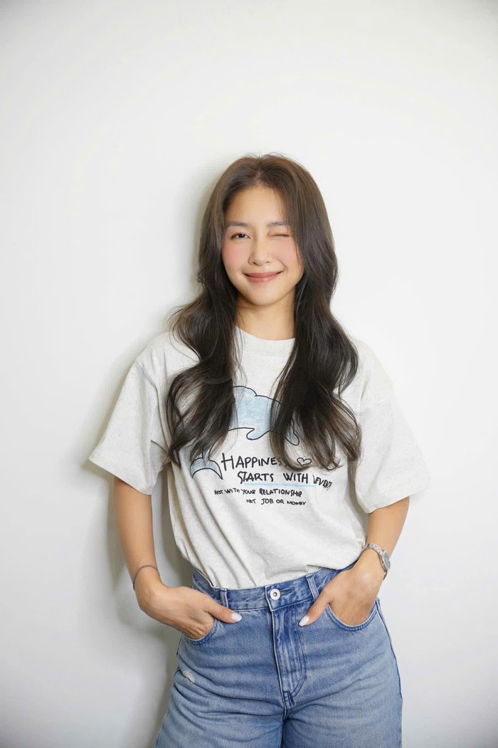 Cô luôn xuất hiện với hình ảnh vui vẻ, trẻ trung và cá tính.