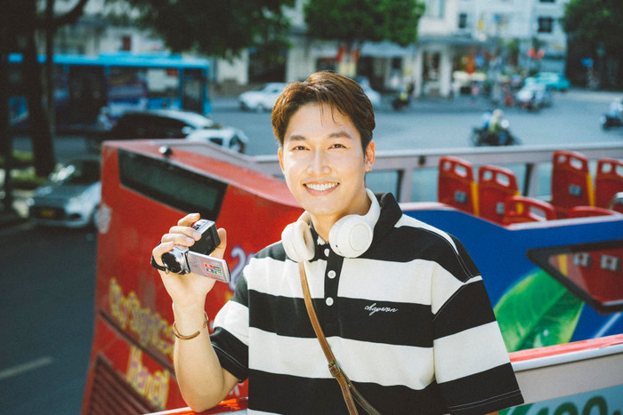 Showbiz 21/9: Đình Tú bị nghi đang hẹn hò với một diễn viên trẻ tuổi vì chụp ảnh chung một địa điểm. Ảnh: FBNV