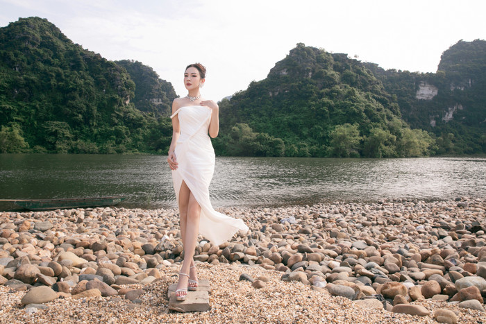 Hotgirl Kelly Nguyễn đẹp mong manh giữa khung cảnh hùng vĩ ở đảo Khê Cốc