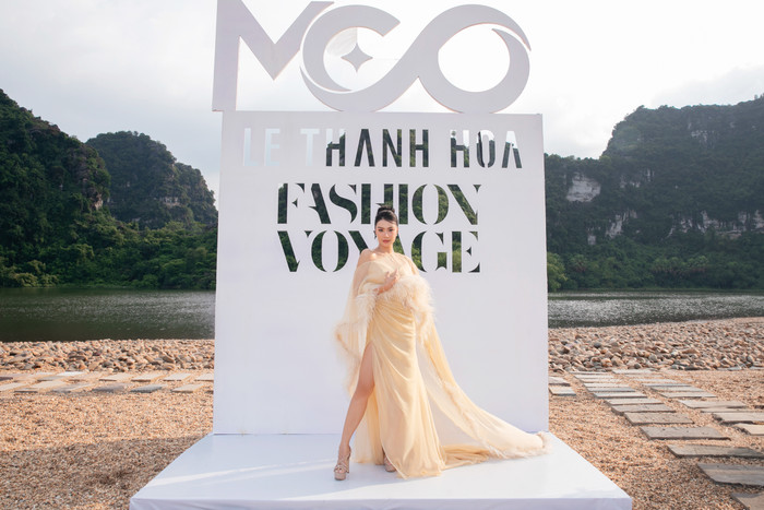 Á hậu Kim Duyên diện váy xẻ tà bay phấp phới