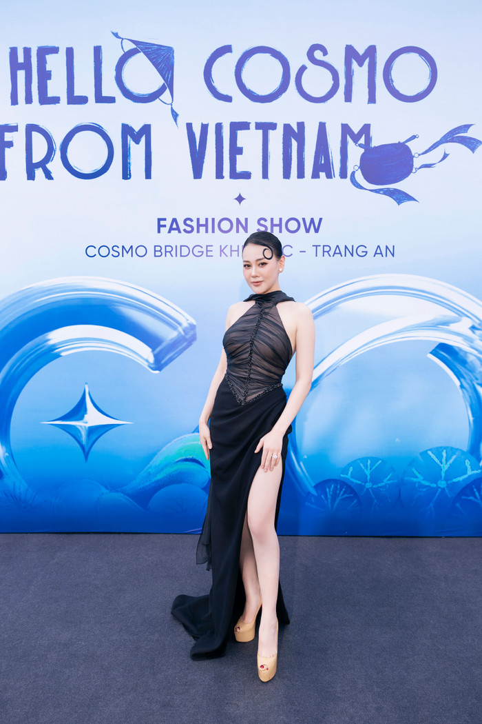 Phương Oanh chiếm trọn spotlight của giới truyền thông với màn xuất hiện sau khi sinh con. Nữ diễn viên còn đưa theo ê-kíp riêng hỗ trợ để xuất hiện hoàn hảo nhất tại show diễn của NTK Lê Thanh Hoà