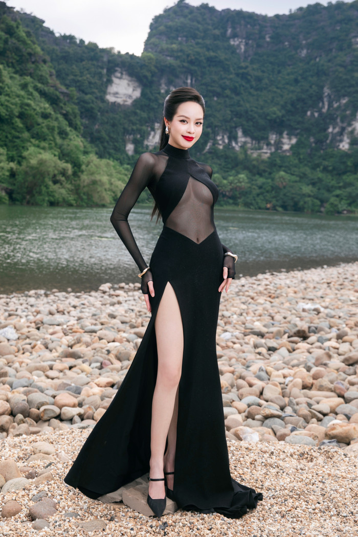 Hoa hậu Thanh Thuỷ tự tin mặc váy xuyên thấu, tôn lên thân hình gợi cảm