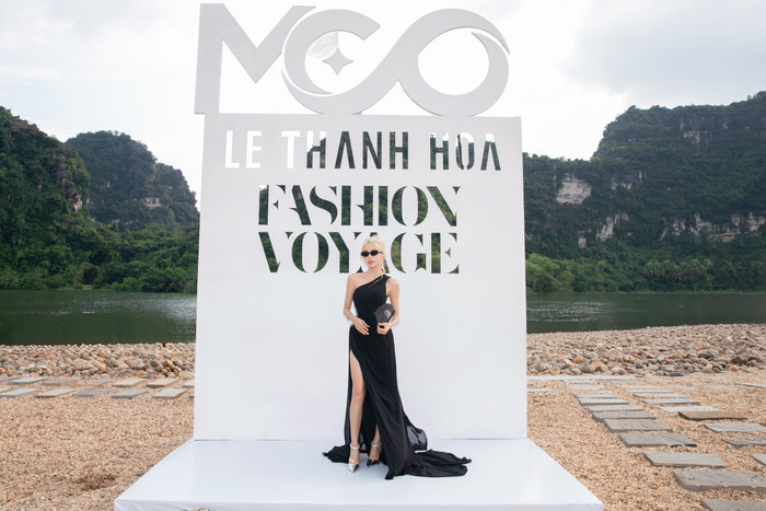 Mái tóc bạch kim giúp Ngọc Huyền trở nên nổi bật giữa dàn khách mời tham gia show diễn của NTK Lê Thanh Hoà