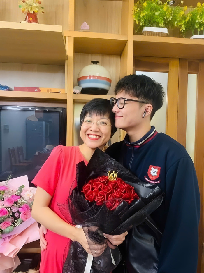 Tít hay quan tâm mẹ, tặng mẹ những món quà vào dịp quan trọng.