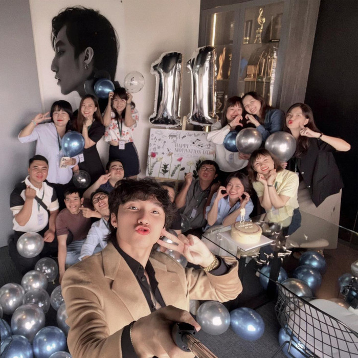 Sơn Tùng luôn xem các nhân viên trong công ty như những người thân của mình.