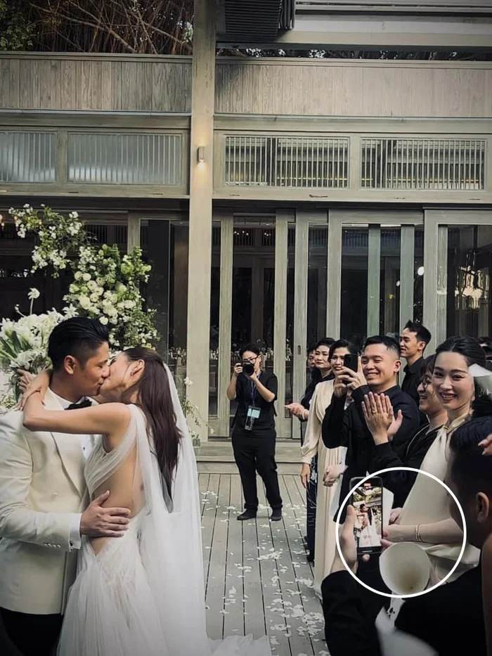 Đặng Thu Thảo lộ rõ bụng bầu khi dự đám cưới của Cao Thiên Trang diễn ra trong tháng 4 vừa qua. Bức hình này được chụp bởi Minh Tú. Ảnh: Facebook Minh Tu Nguyen