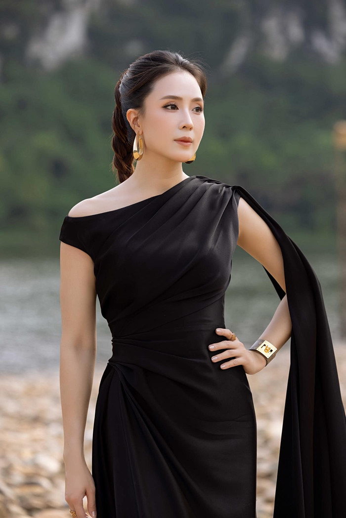 Hồng Diễm khoe sắc vóc quyến rũ ở tuổi 41, chặt đẹp 'tình địch' kém 17 tuổi Ảnh 1